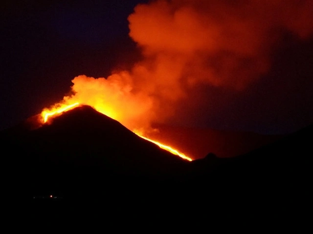 Etna opět chrlí lávu: Erupce rozsvítila noční oblohu a zvýšila letecký poplach