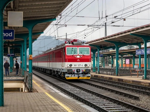Srážka vlaku s člověkem přerušila provoz na klíčové trati mezi Pardubicemi a Kostěnicemi