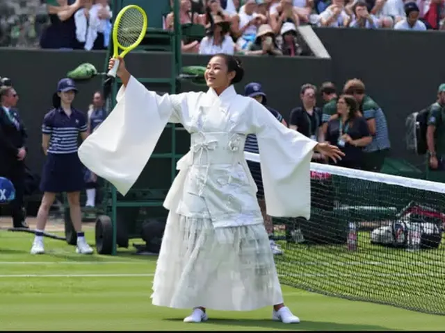 Osaka v kimonu porazila Jacquemotovou na Wimbledonu